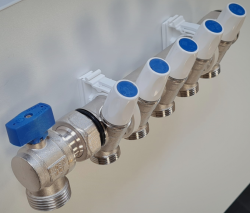 Úchyt k sanitárnímu rozdělovači s klipem