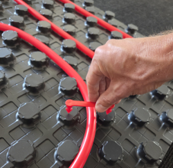 Spony do systémových desek